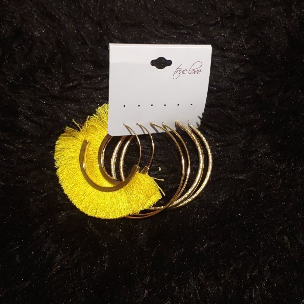 Set of hoop earrings